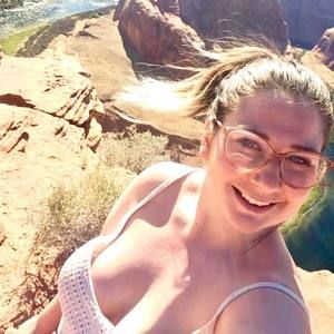 Meet your Posher, Laury